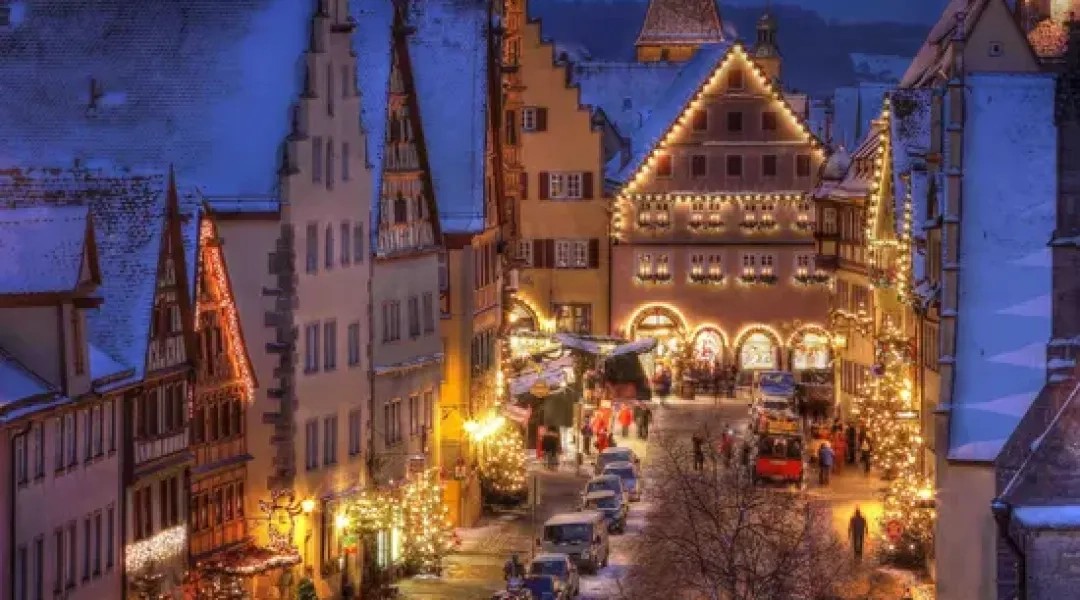 Rothenburg ob der Tauber zimą, średniowieczne miasteczko w Niemczech z oświetlonym rynkiem i świątecznymi dekoracjami