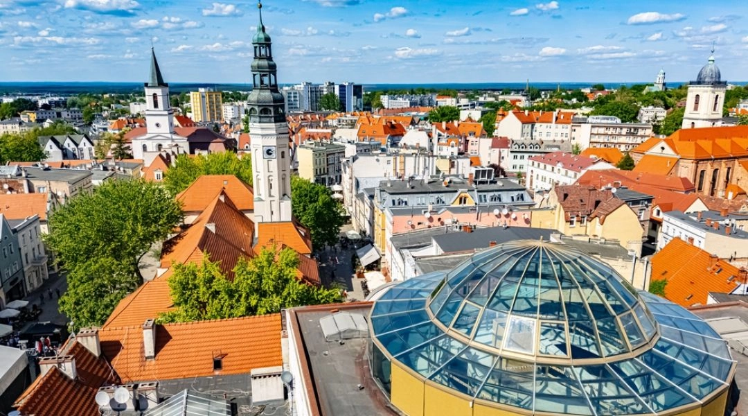 Widok na centrum Zielonej Góry z dachami kamienic, wieżami kościołów i szklaną kopułą Palmiarni.