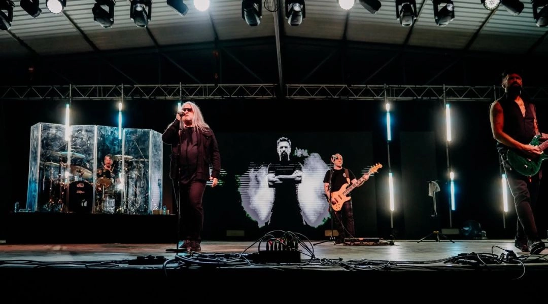 Rockowy zespół IRA występujący na dużej scenie podczas wieczornego koncertu plenerowego.