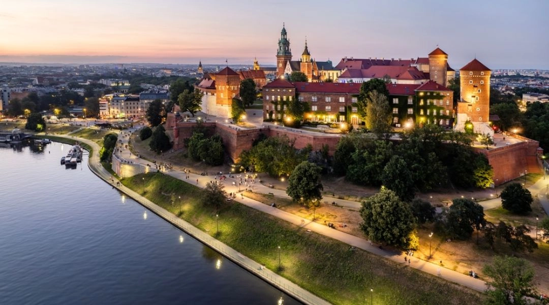 Zamek Królewski na Wawelu i bulwary wiślane o zachodzie słońca