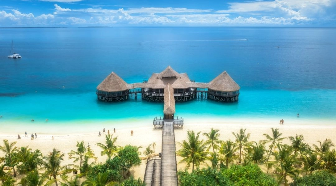Drewniane molo i turkusowa woda – rajski listopad na Zanzibarze