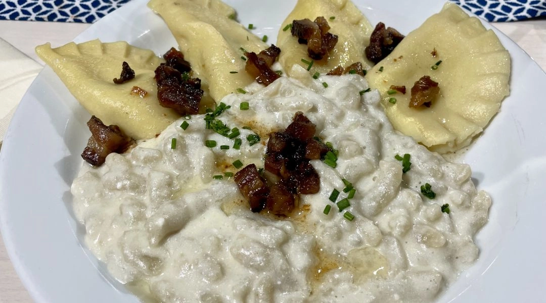 Bryndzové halušky z pirohami i skwarkami podane w restauracji w Bachledce.