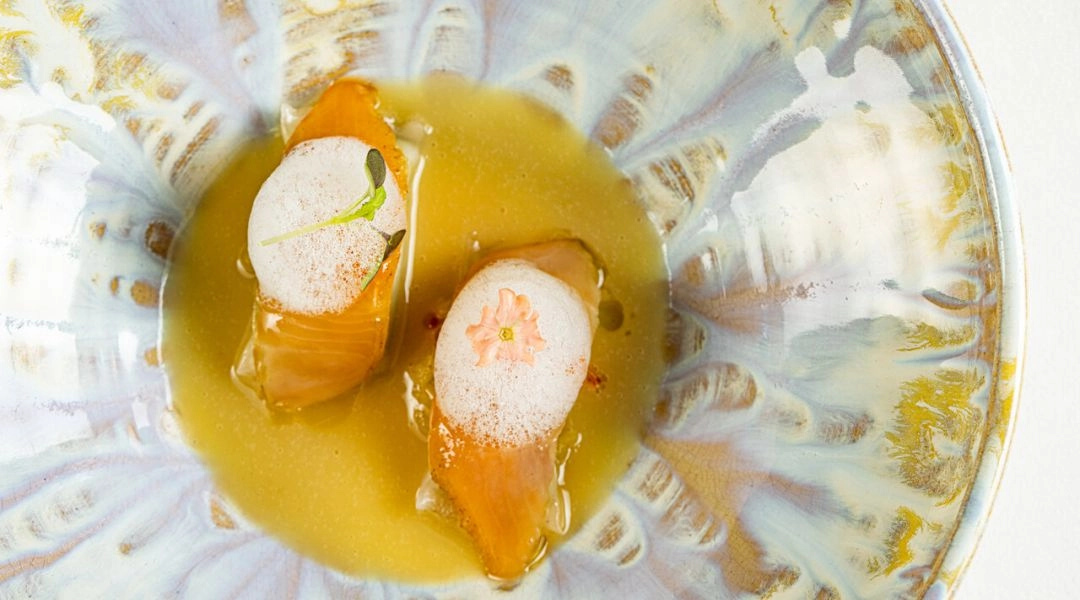 Pierogi z dojrzewającym pstrągiem i porem w sosie beurre blanc z wędzonym masłem, nowoczesna interpretacja wigilijnych pierogów rybnych.