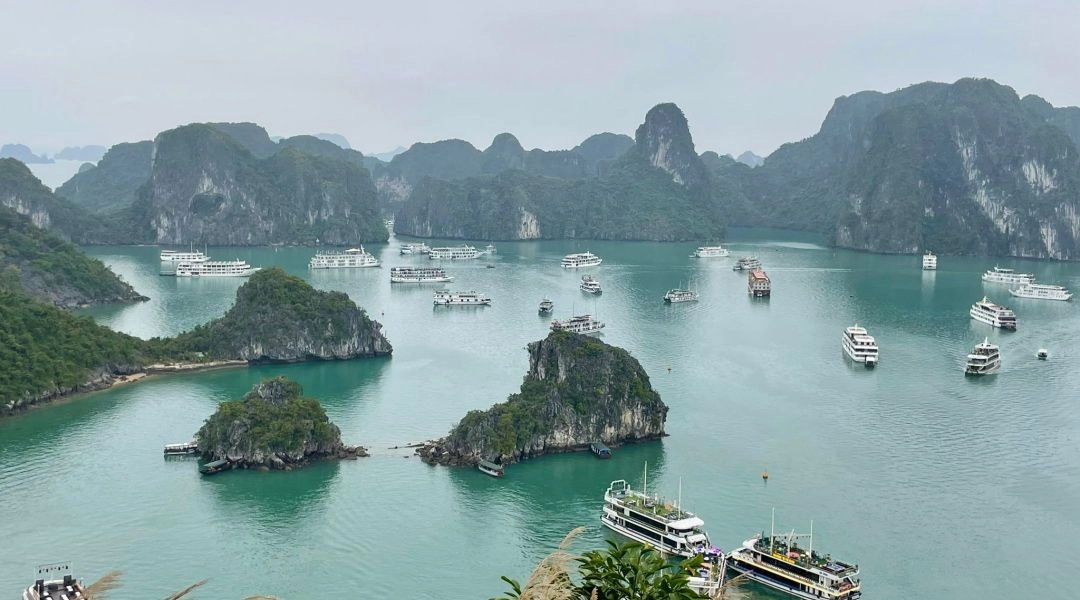 Zatoka z wapiennymi wyspami i łodziami turystycznymi w Azji Południowo-Wschodniej