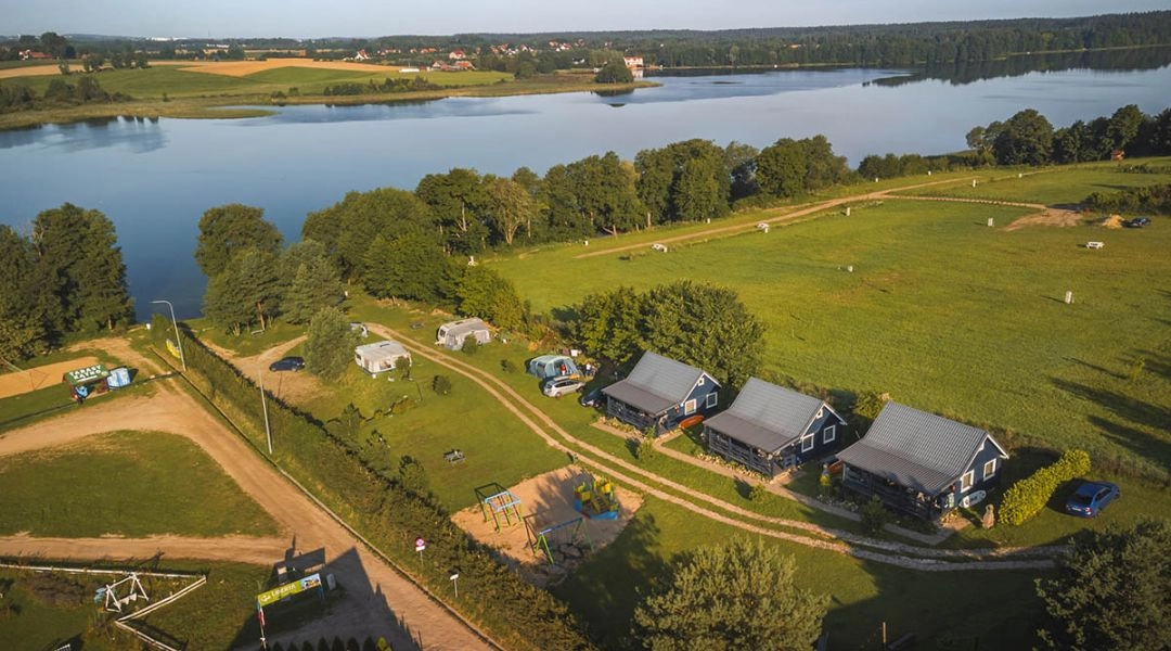 Pajda Mazur w Kątnie – camping i domki nad jeziorem Szeląg Wielki