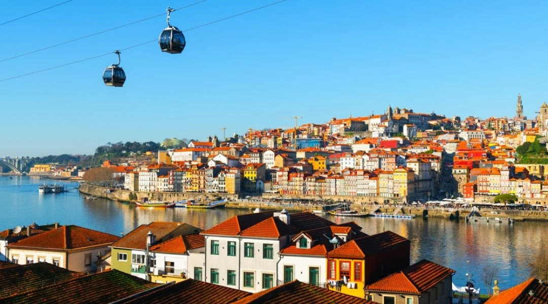 Porto – kolejka linowa nad Douro i kolorowe kamienice Ribeiry.