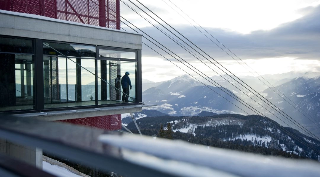 Kolejka linowa w Południowym Tyrolu zimą, taras widokowy i alpejski krajobraz.