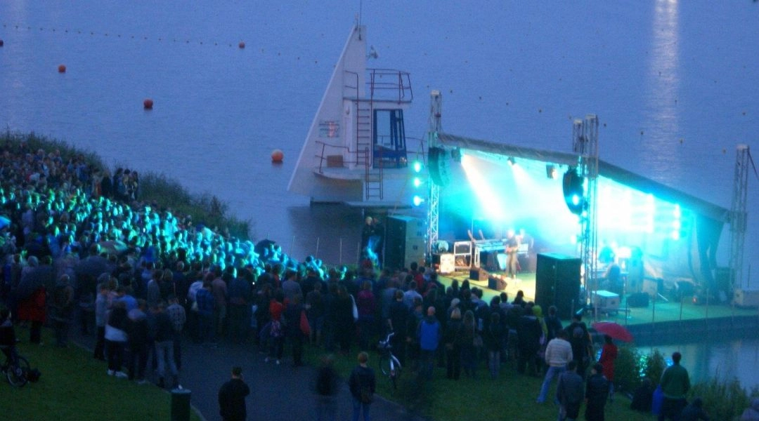 Poznań Malta koncert nad jeziorem majówka tłum scena plenerowa