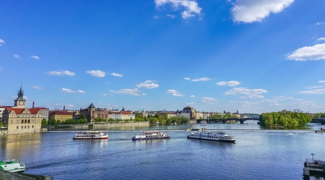 Statki turystyczne na Wiśle i panorama miasta w słoneczny majowy dzień