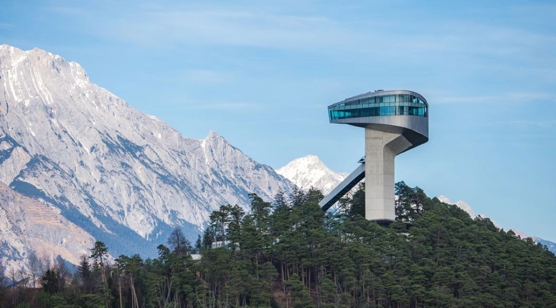 Skocznia narciarska Bergisel w Innsbrucku na tle alpejskich gór.
