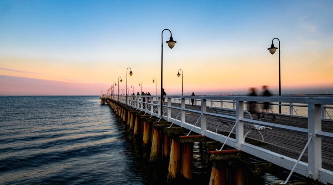 Molo w Sopocie o zachodzie słońca nad Bałtykiem