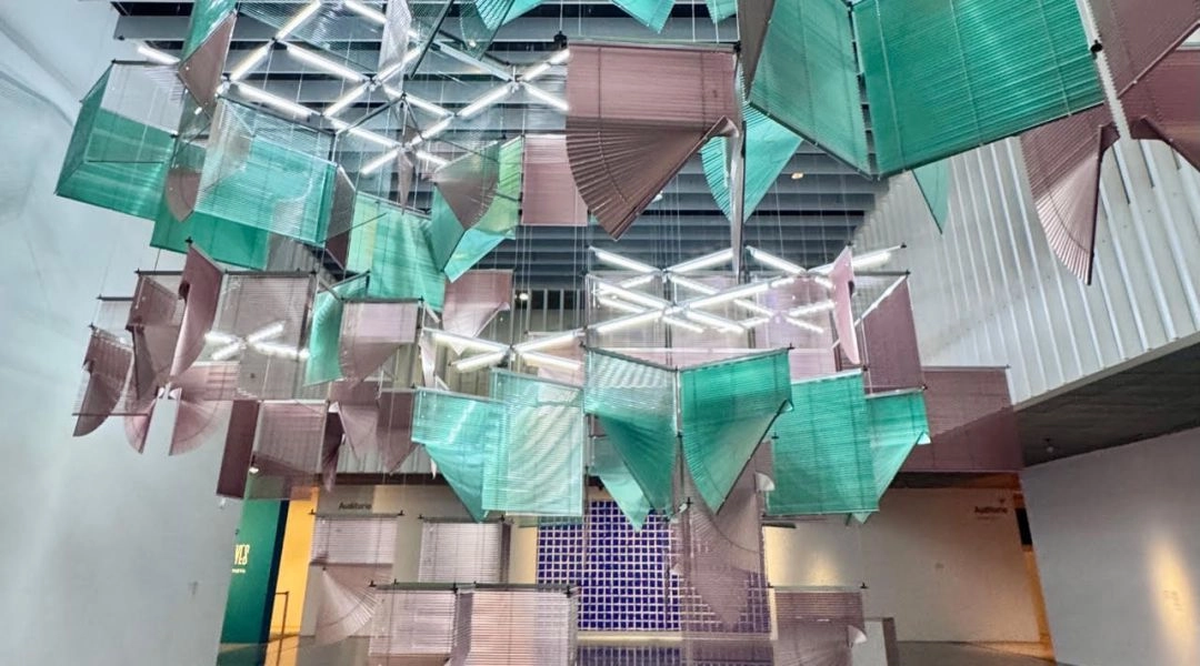 Współczesna instalacja artystyczna z zielonych i różowych elementów we wnętrzu Centre Pompidou Málaga