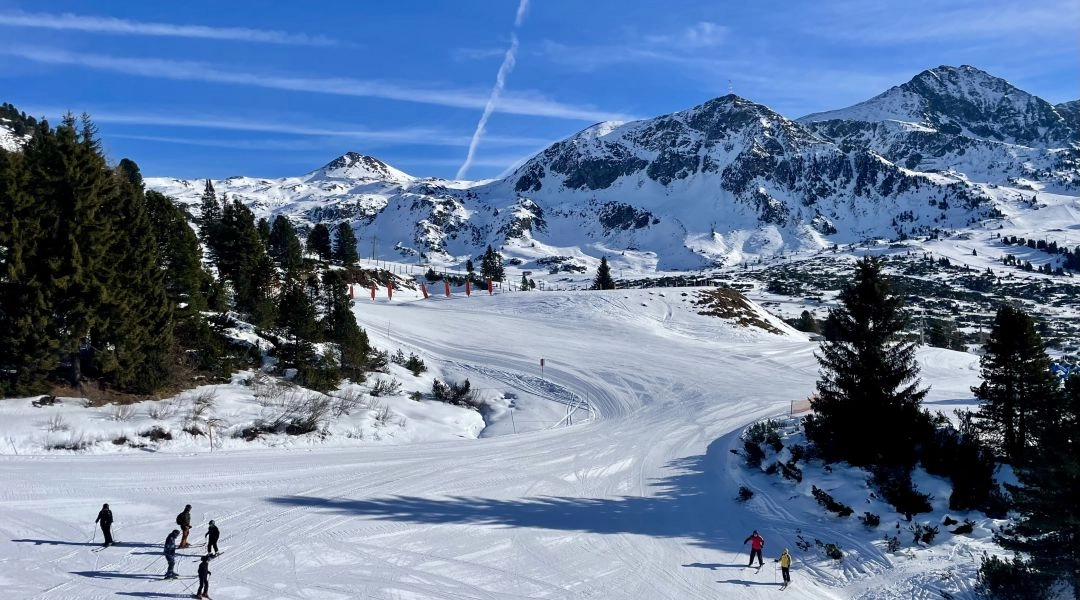Panorama tras narciarskich w Obertauern, szerokie stoki i ośnieżone szczyty Alp w słoneczny dzień