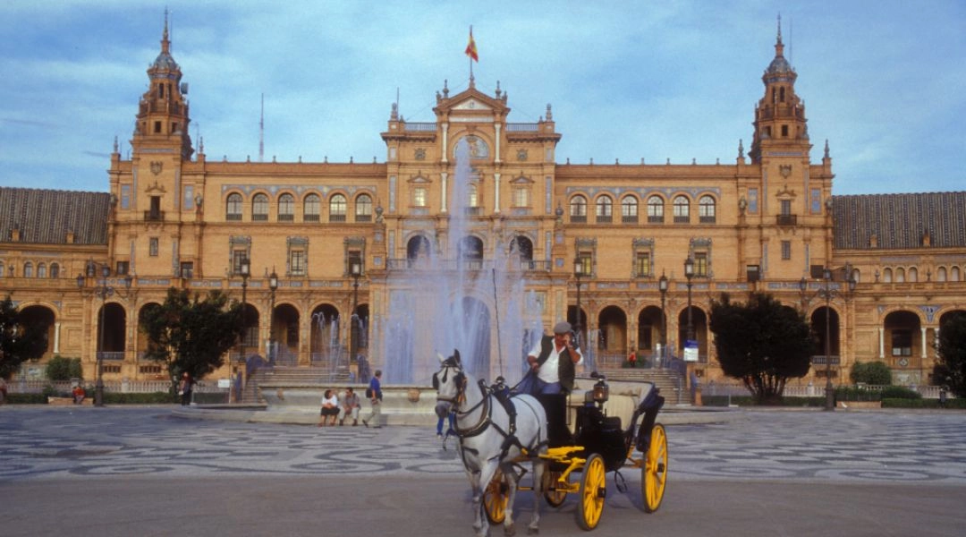 Dorożka konna przed fontanną na Placu Hiszpańskim w Sewilli.