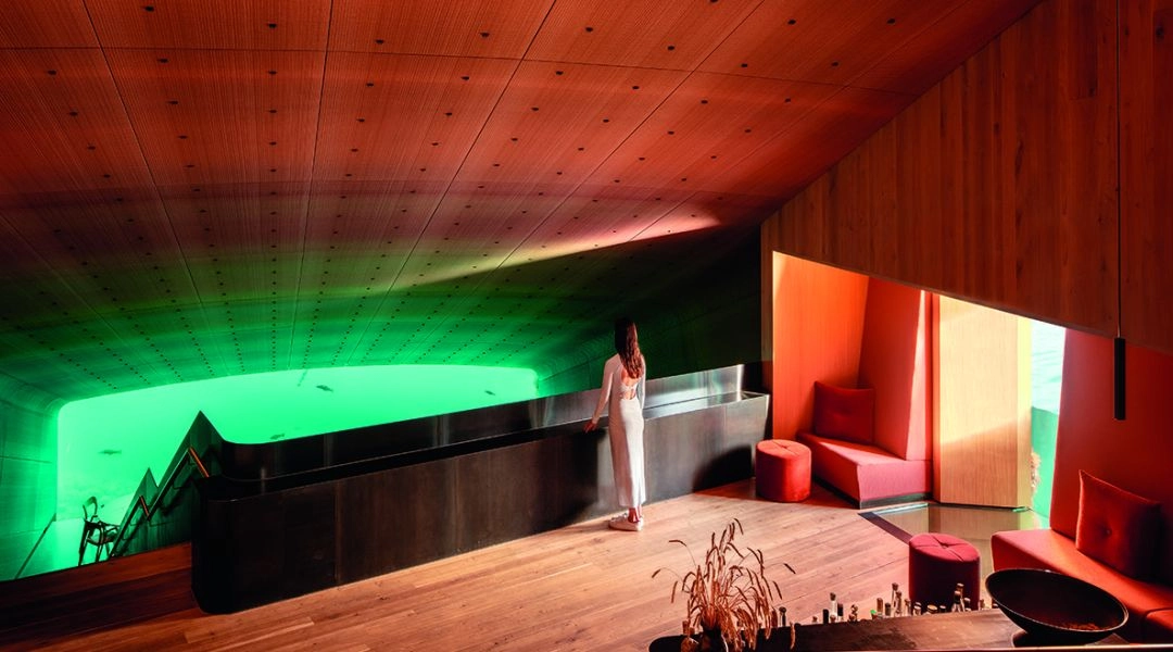 Sala restauracji Under w Norwegii z ogromnym panoramicznym oknem pod wodą