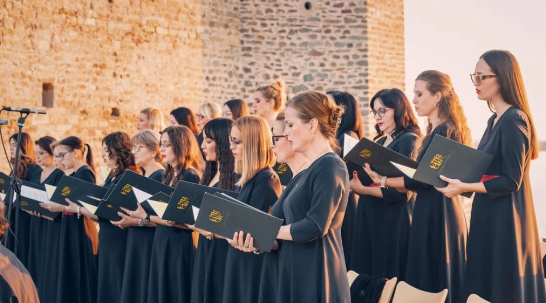 Chór podczas koncertu muzyki sakralnej w Warszawie.