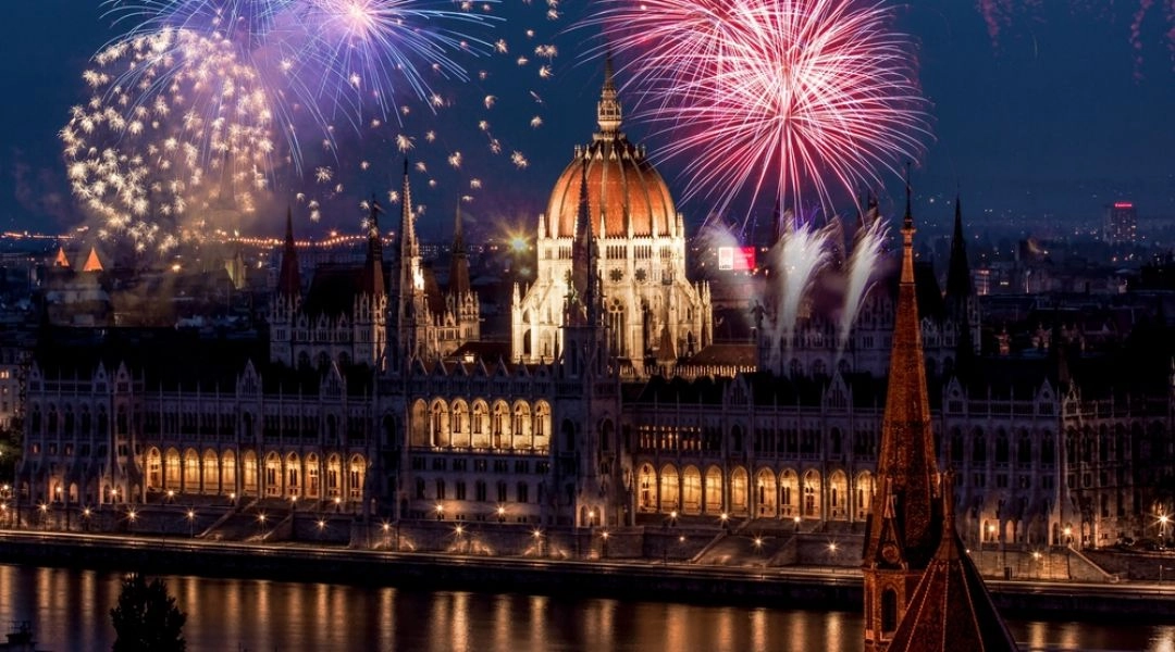 Sylwester w Budapeszcie, fajerwerki nad Dunajem i oświetlony parlament nocą.