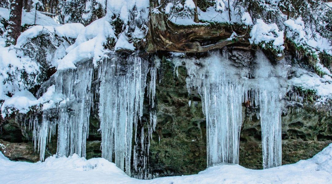 Zimowy Wodospad Podgórnej w Przesiece, śnieg i lód.