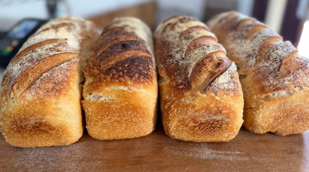 Bochenki chleba pszennego i pszenno-żytniego z rzemieślniczej piekarni w Krakowie