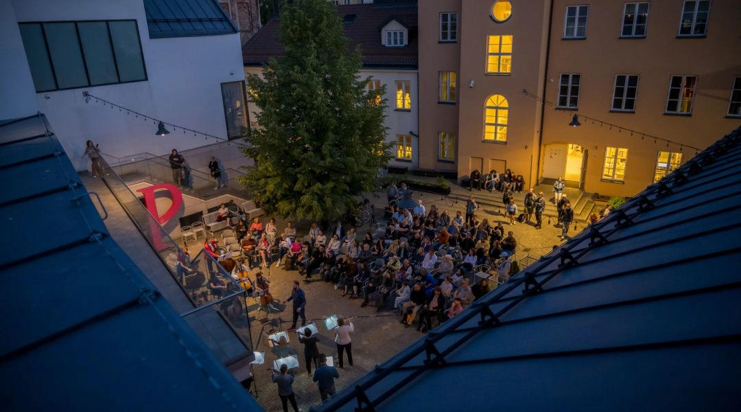 Wieczorny koncert na dziedzińcu muzealnym podczas Nocy Muzeów w Warszawie.