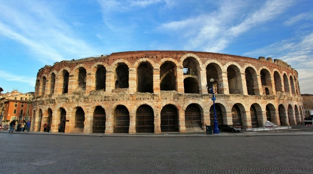 Starożytny rzymski amfiteatr Arena di Verona, miejsce letniego festiwalu operowego.