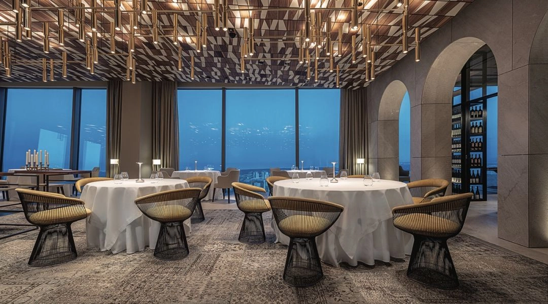 Wnętrze restauracji ARCO by Paco Pérez w Gdańsku z panoramicznymi oknami i widokiem na Trójmiasto