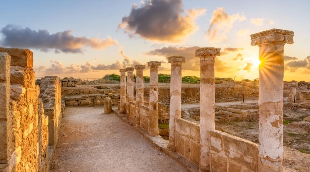 Park archeologiczny w Pafos zimą, ruiny i kolumny na Cyprze.