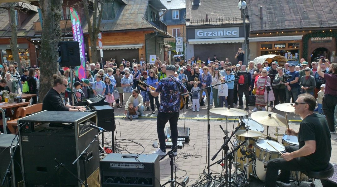 Zakopane Krupówki koncert uliczny majówka tłum ludzie muzyka