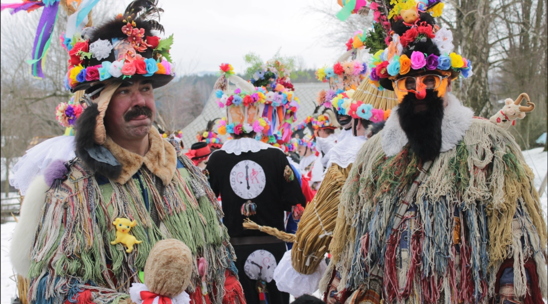 Masopust w skansenie Veselý Kopec, uczestnicy w tradycyjnych strojach ludowych.