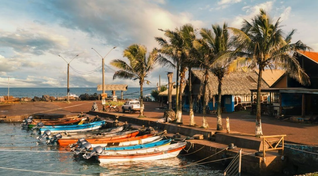 Hanga Roa na Wyspie Wielkanocnej, port z łodziami i nadmorską zabudową