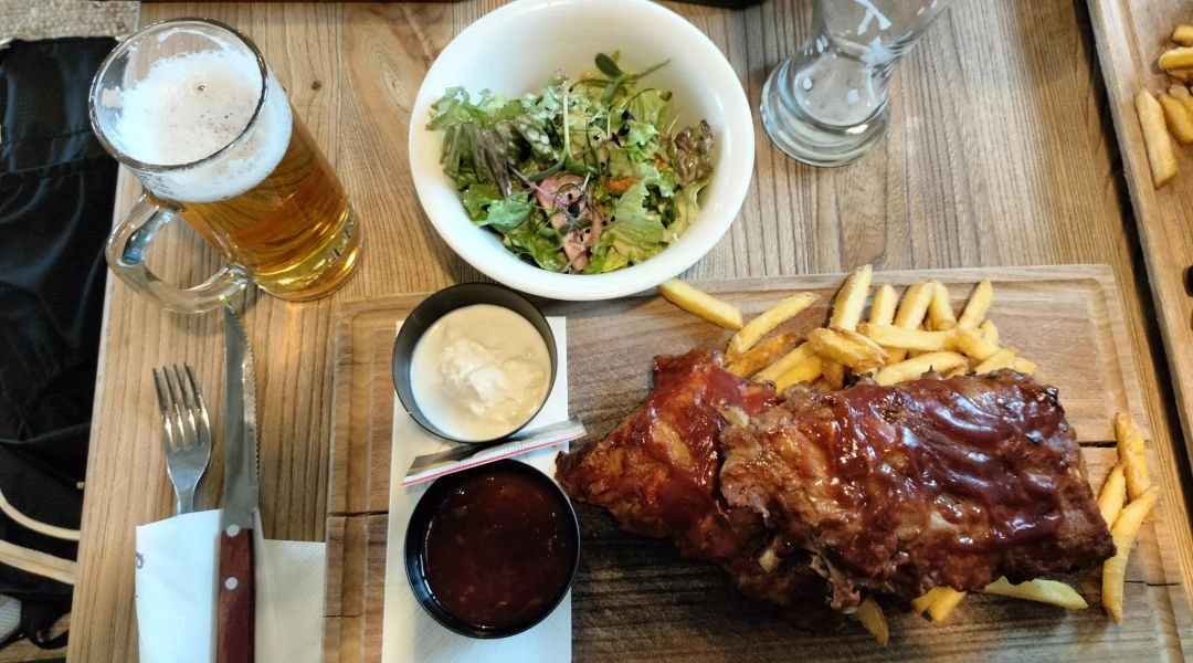 Obiad w alpejskim schronisku w Obertauern, żeberka, frytki i piwo.