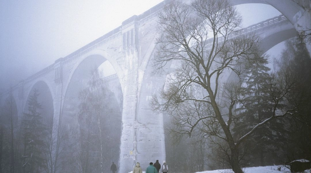 Mosty kolejowe w Stańczykach zimą we mgle na Suwalszczyźnie.