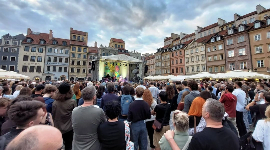 Publiczność ogląda koncert na scenie 32. Międzynarodowego Plenerowego Festiwalu Jazz na Starówce na Rynku Starego Miasta.