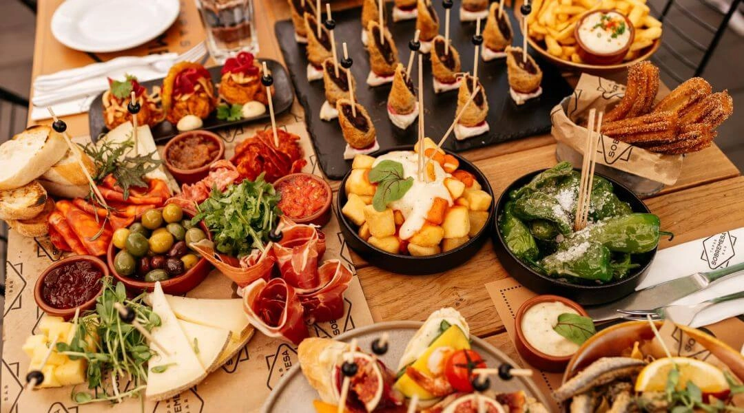 kolorowe tapas, sery, oliwki i szynka serrano w Sobremesa Tapas Bar Warszawa