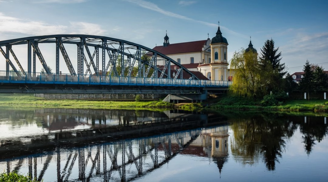 Most nad Narwią i zamek w Tykocinie na Podlasiu.