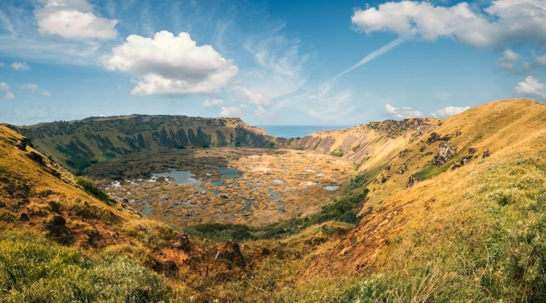 Krater Rano Kau na Wyspie Wielkanocnej z jeziorem i wulkanicznym krajobrazem