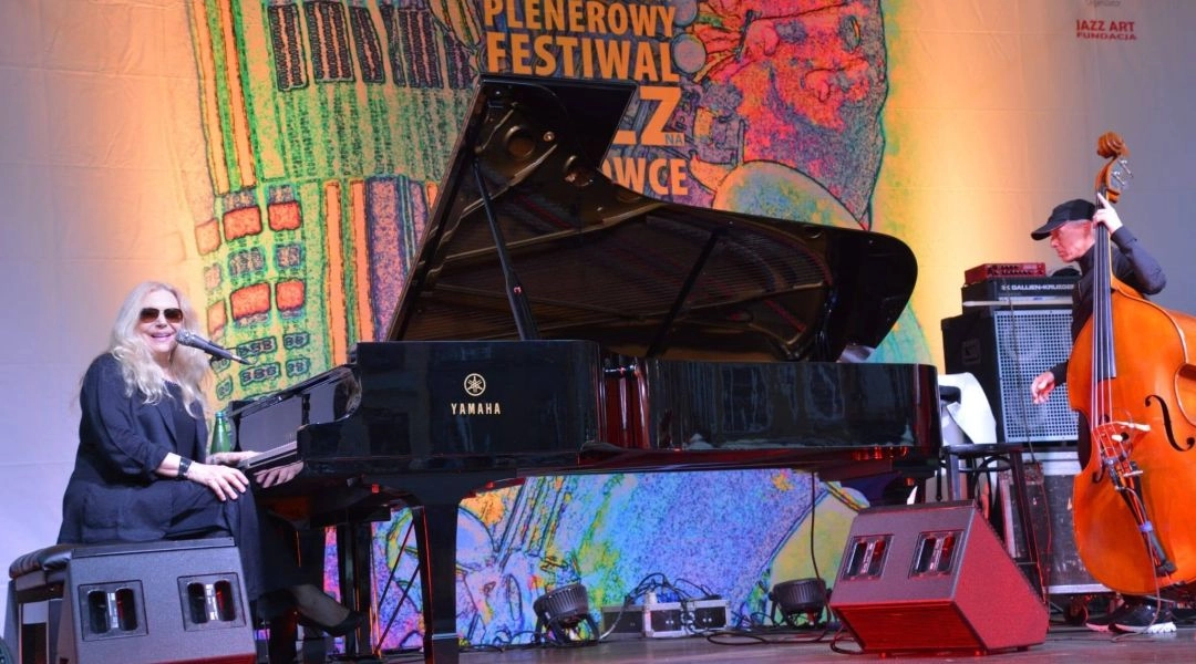 Eliane Elias podczas koncertu przy fortepianie na scenie festiwalu Jazz na Starówce w Warszawie.