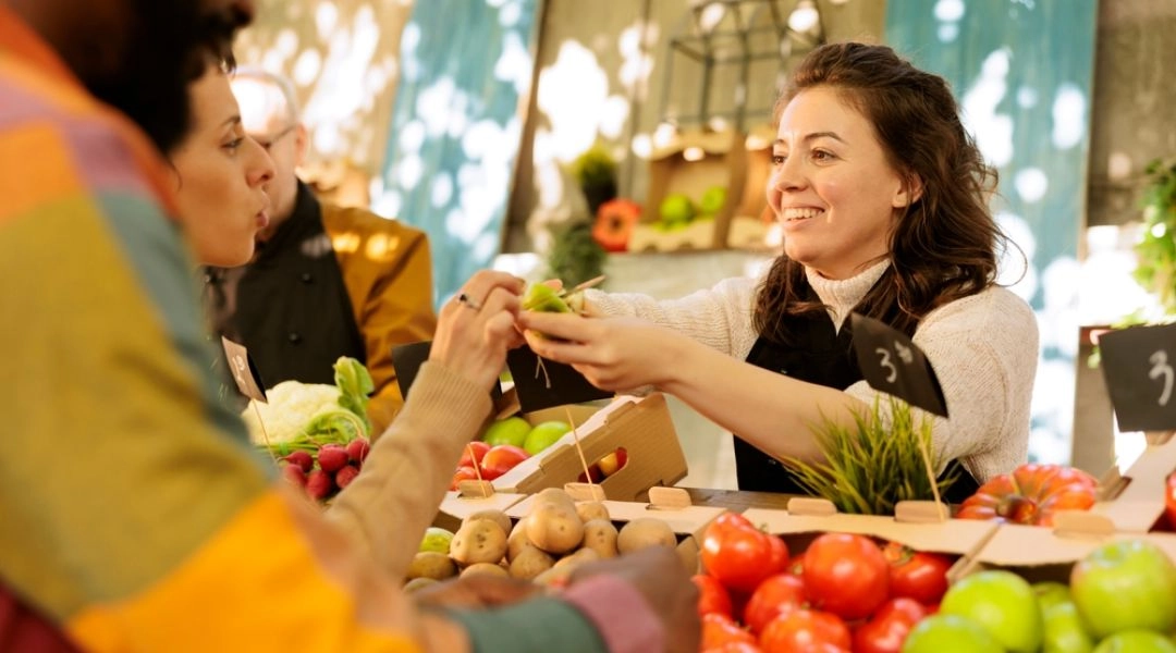 Hala Gwardii Warszawa weekendowy targ żywności bezpłatne wejście, stoisko z warzywami i sprzedawcą.