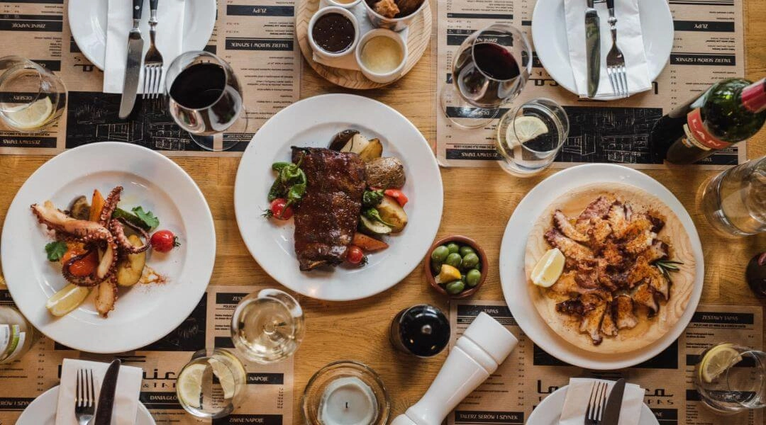 talerze z ośmiornicą, żeberkami i churros w restauracji La Ibérica w Warszawie