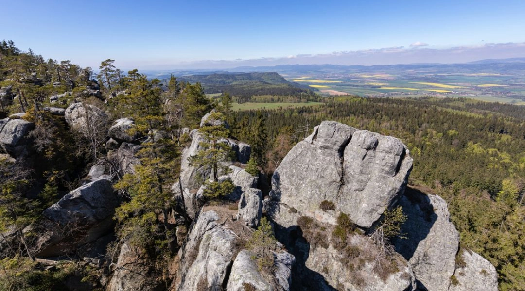 Skalne formacje i widok na Góry Stołowe z Błędnych Skał