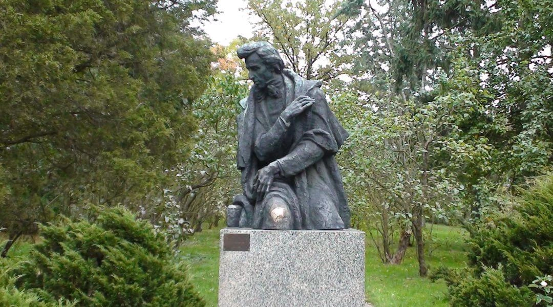 Pomnik Fryderyka Chopina w otoczeniu zieleni w parku w Żelazowej Woli na Mazowszu.
