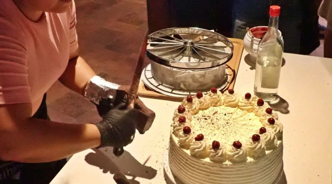 Tort szwarcwaldzki przygotowywany do podania