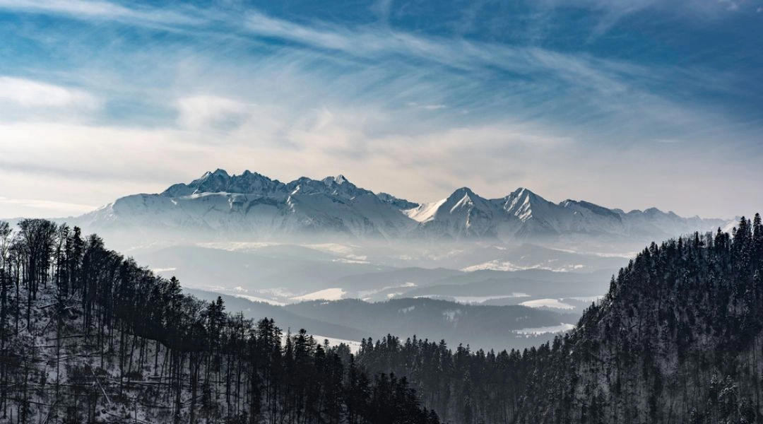 Widok na Tatry z Sokolicy zimą panorama gór.