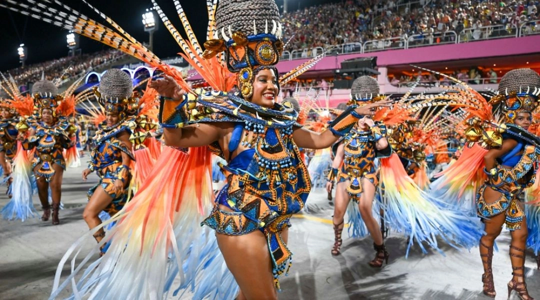 Parada szkoły samby na Sambodromie w Rio de Janeiro podczas karnawału, tancerki w bogato zdobionych kostiumach.