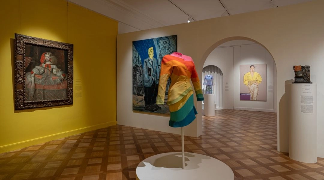 sala wystawy Niech nas widzą w Zamku Królewskim w Warszawie, kolorowy kostium tęczowy i obrazy dawnych mistrzów