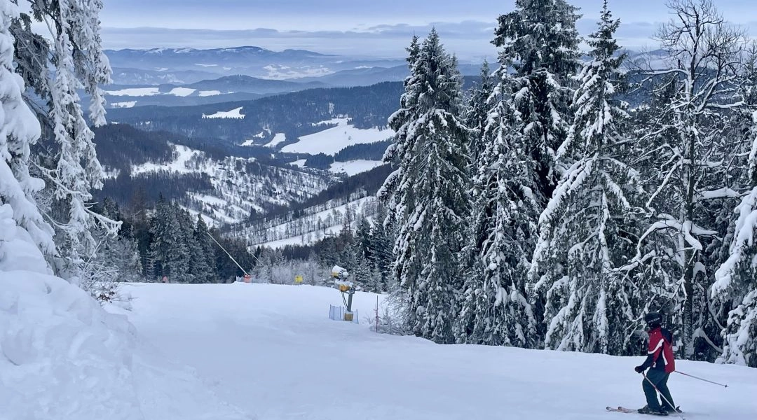 Zimowy widok z Bachledki na dolinę Bachledovej ze strefą spacerową.