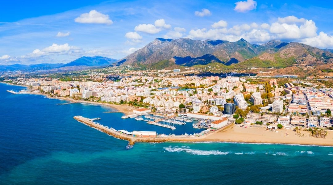 Panorama wybrzeża Costa del Sol i portu w Marbelli w Hiszpanii