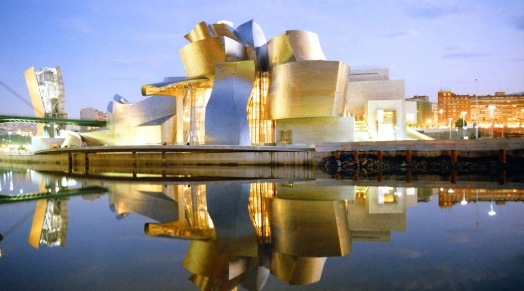 Muzeum Guggenheima w Bilbao z odbiciem w wodzie