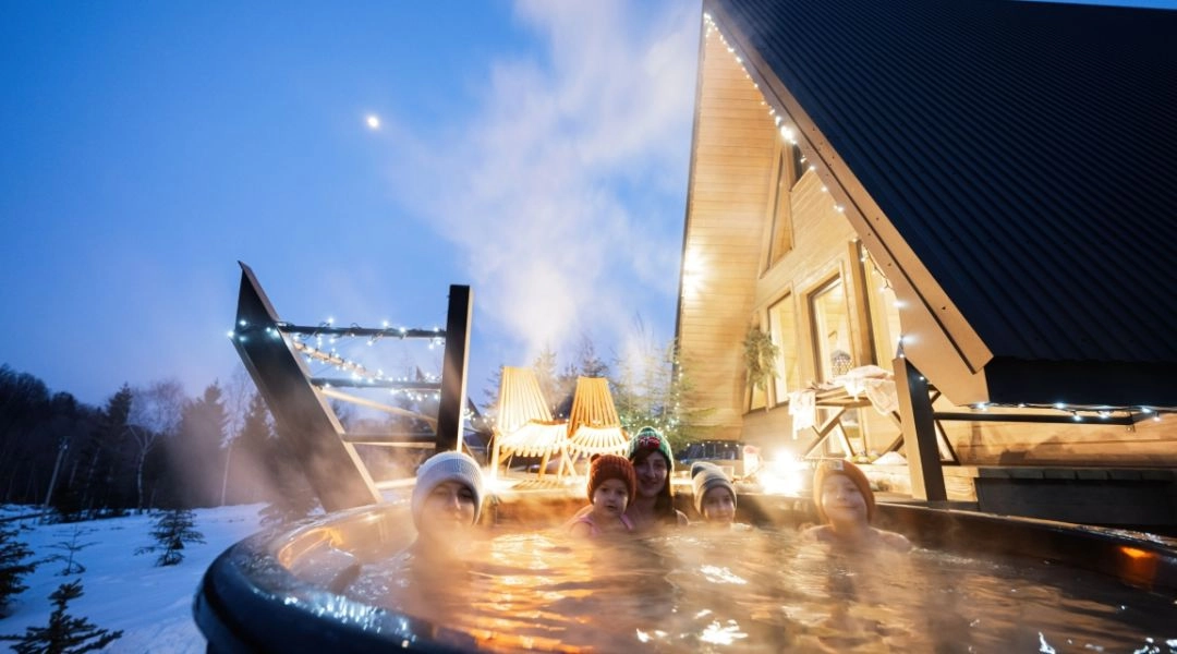 gorąca balia na tarasie z widokiem na ośnieżone Beskidy zimą