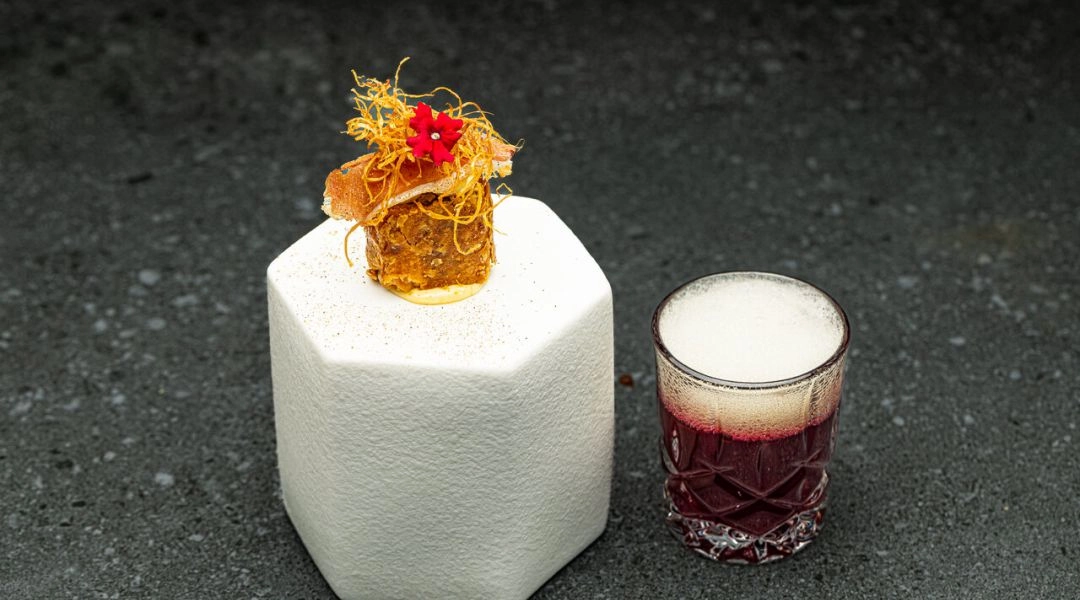 Barszcz czerwony na własnym wywarze z pianą z pieprzu oraz pasztecik z kapustą i grzybami, eleganckie podanie wigilijnego dania w nowoczesnej formie.